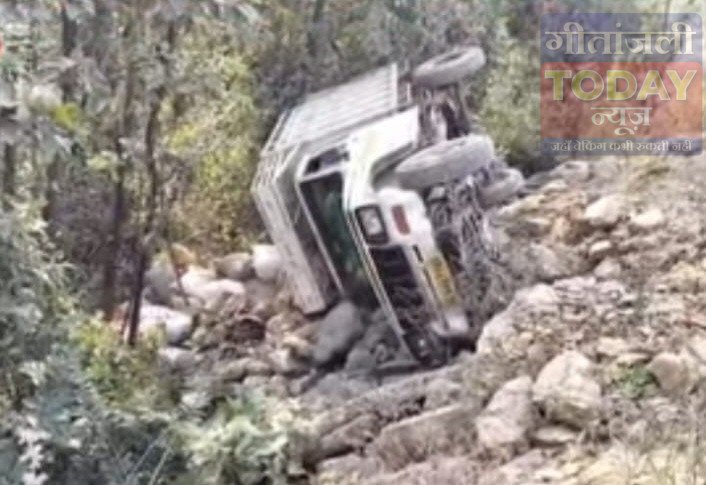 धान कटाई कर लौट रहे मजदूरों से भरा पिकअप वाहन पलटा अधूरी सड़क बनी हादसे का कारण: श्री बंशीधर नगर में पिकअप पलटने से 9 मजदूर घायल