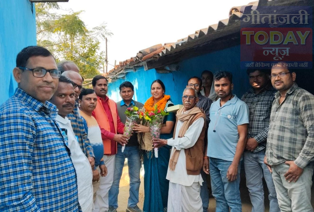 पूर्व मुखिया सुषमा कुशवाहा सहायक आचार्य बनीं, विधायक प्रतिनिधि ने घर जाकर किया सम्मानित
