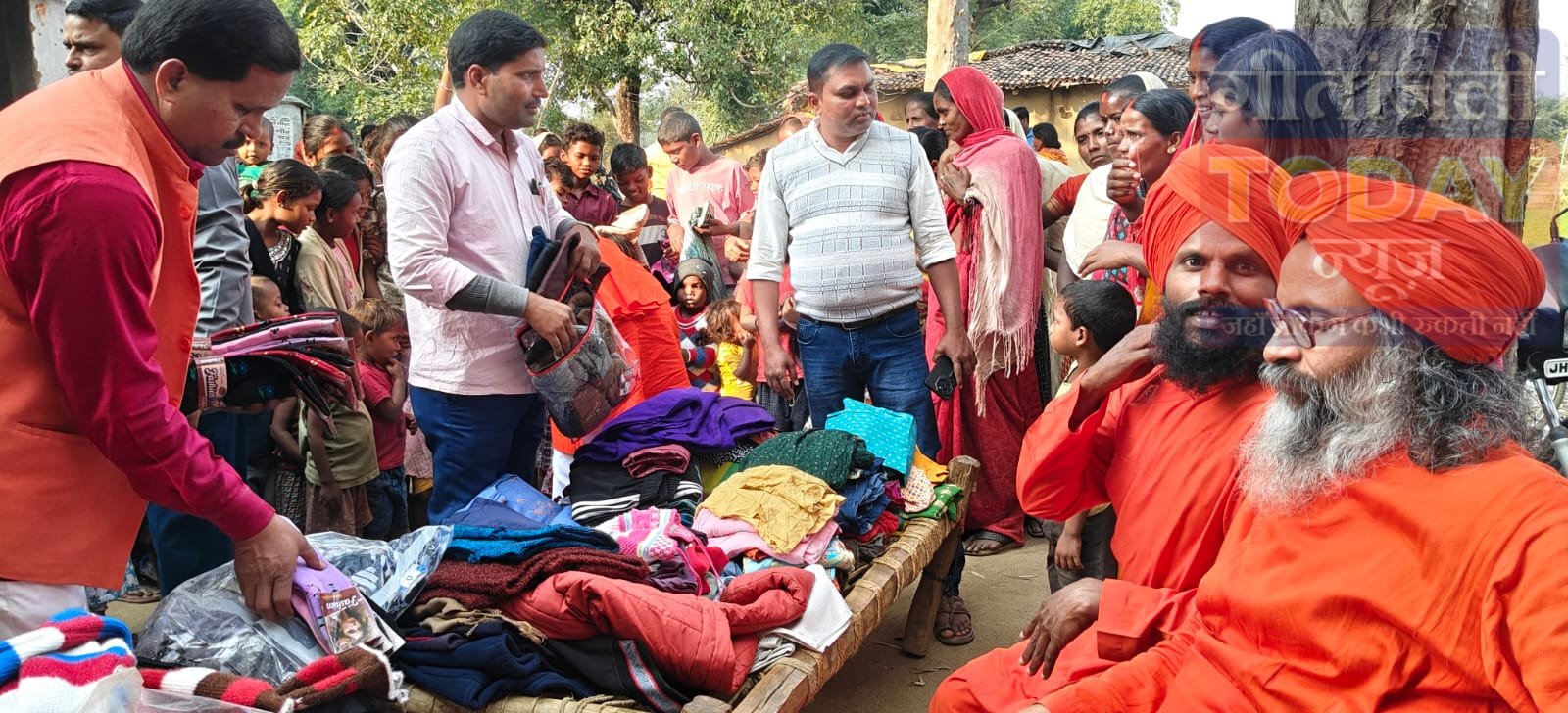 अति पिछड़ा आदिवासी बहुल गांव में 250 जरूरतमंदों के बीच किया गर्मवस्त्र का वितरण