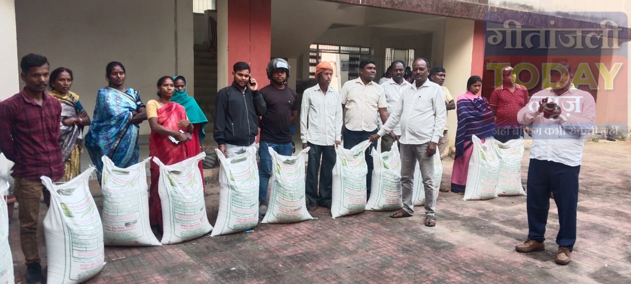 भंडरिया में सभी पंचायतों को रवि फसल बीज वितरण, किसानों ने जताई खुशी