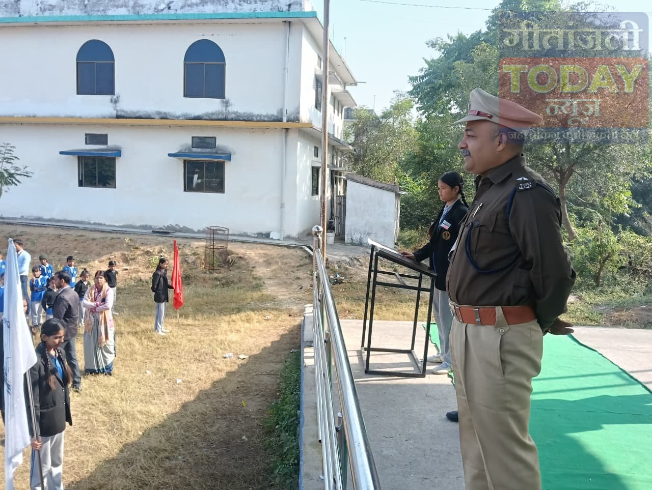 रंका में पुलिस इंस्पेक्टर अभिजीत गौतम मिश्रा का अनोखा पहल: बच्चों को दिया मोटिवेशनल संदेश