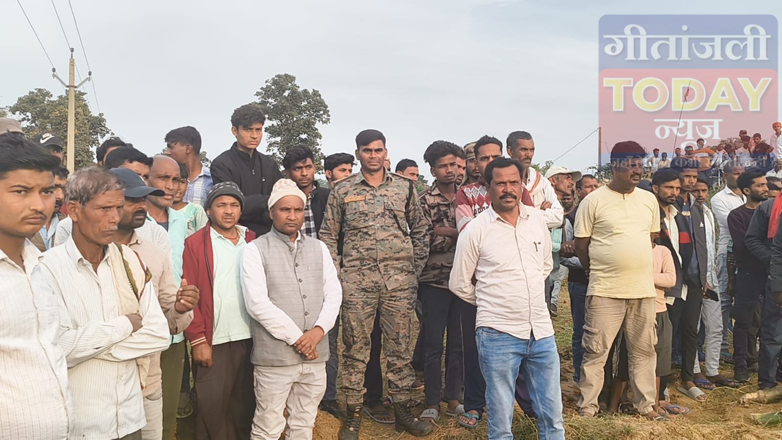 झुनका मे ट्रैक्टर पलटने से युवक की दबने से मौत,नाबालिग चालक पर ग्रामीणों का फूटा गुस्सा :ट्रैक्टर मालिक घायल