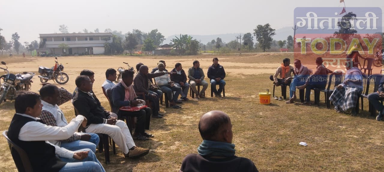 कुरून उत्क्रमित उच्च विद्यालय के प्रधानाध्यापक रमेश सिंह के खिलाफ विद्यालय प्रांगण में हुआ बैठक