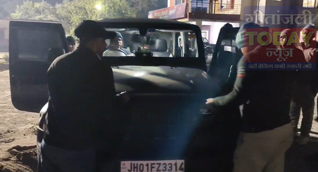 नियमों की अनदेखी पड़ी महंगी: लाल-ब्लू लाइट लगी थार सहित पाँच बाइक जब्त