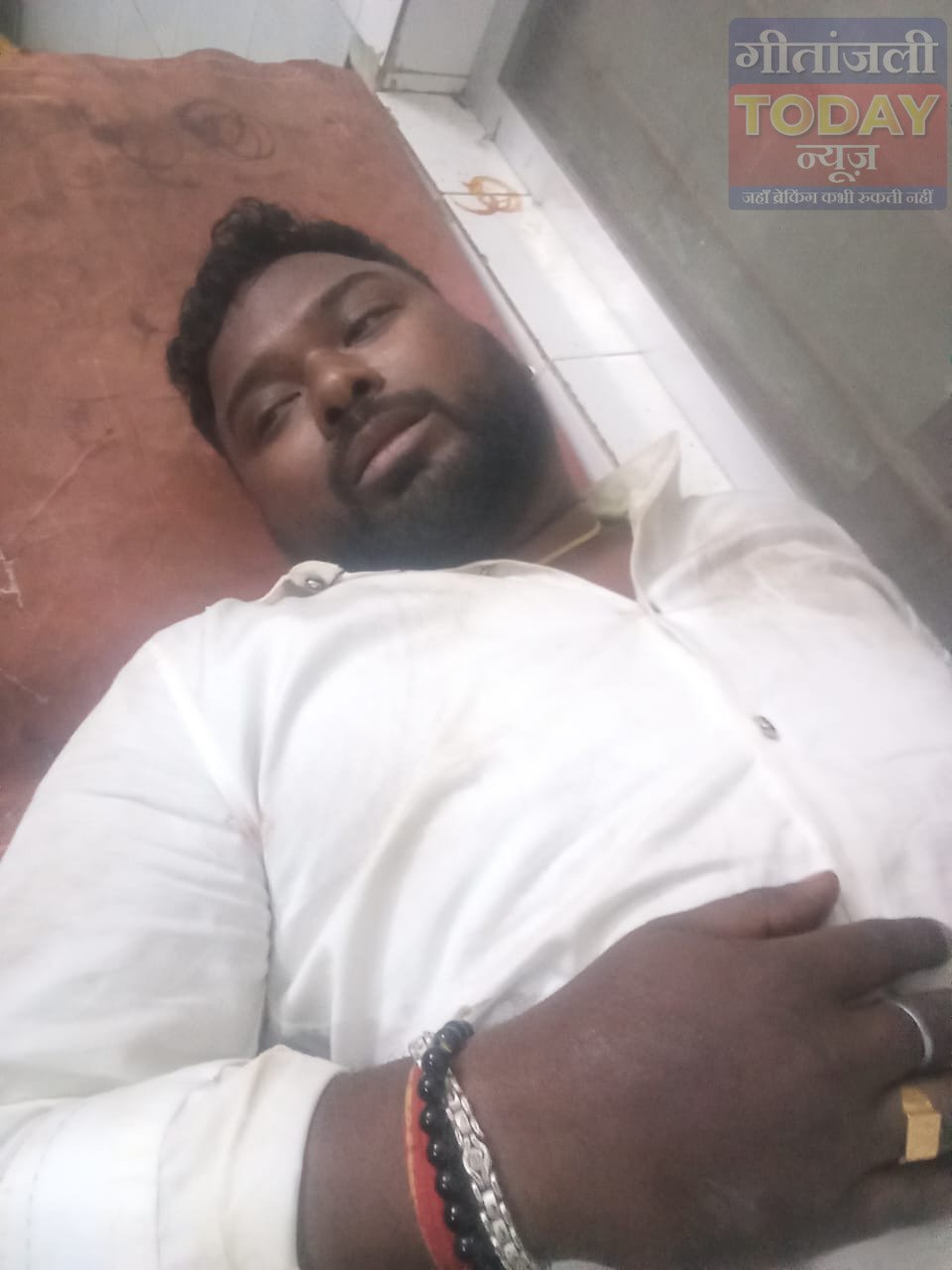 तेज रफ्तार ट्रक ने बाइक सवारों को रौंदा: एक युवक की मौत, दो गंभीर घायल