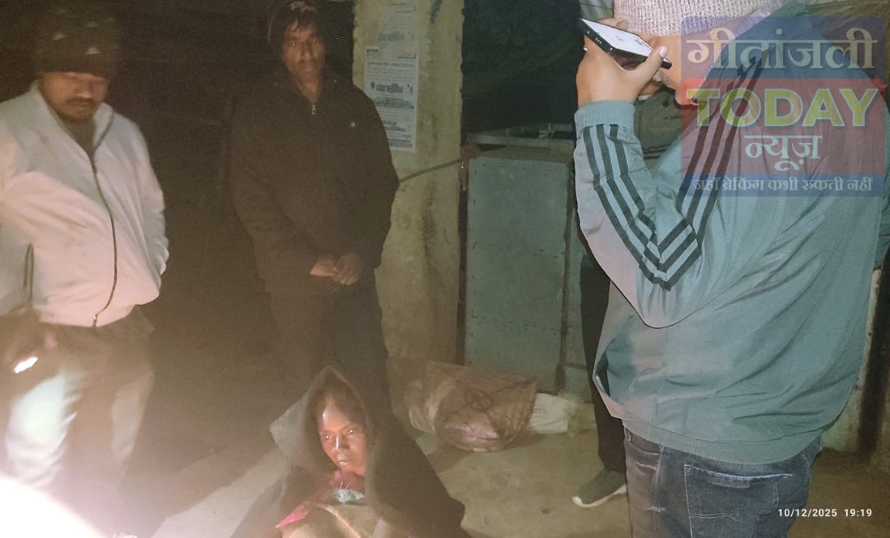 बेसुध पड़ी कोरवा महिला की पीएलवी समाजसेवी अमरेंद्र कुमार ने बचाई जान