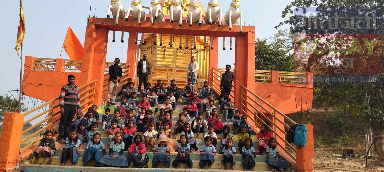 विद्यालय के बच्चे शैक्षिक भ्रमण में पहुंचे पर्यटक स्थल श्री सूर्य नारायण मंदिर