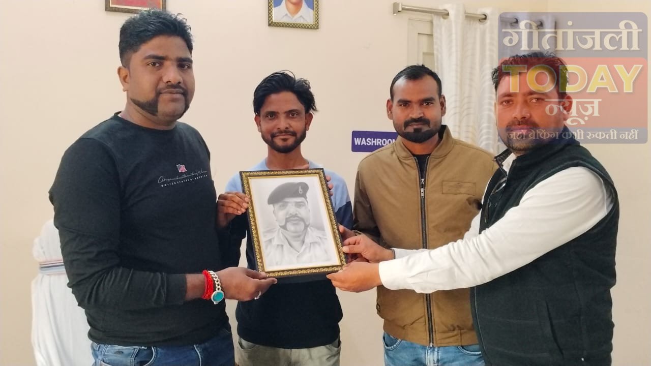 थाना प्रभारी को अबुताज़ शहंशाह ने स्क्रेच व अंगवस्त्र दे कर किया सम्मानित