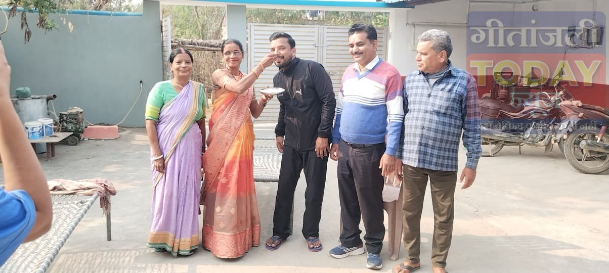 जेएसएससी (CGL) में सफलता पर जीप सदस्य अंजू यादव ने ऋषि राज को मिठाई खिलाकर दी बधाई