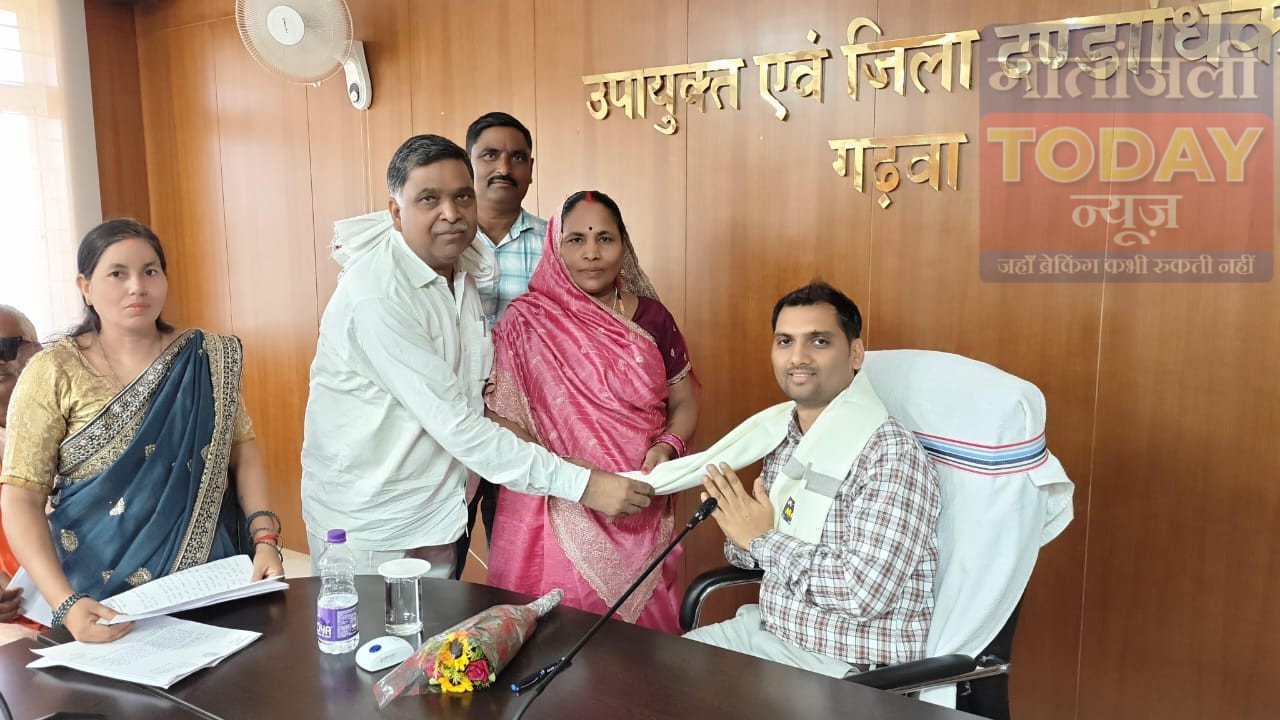 मनरेगा योजनाएं शुरू करने व अवैध बालू उत्खनन रोकने की मांग, प्रखंड प्रमुख चंद्रावती देवी ने उपायुक्त को सौंपा आवेदन