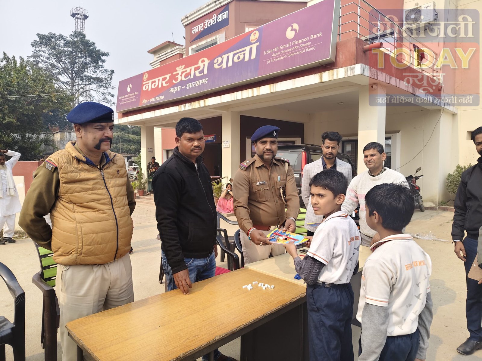 शैक्षणिक भ्रमण में पुलिस व्यवस्था से रूबरू हुए बिरला ओपन माइंड्स स्कूल के छात्र, थाना प्रभारी उपेंद्र कुमार ने दी कानूनी व साइबर सुरक्षा की जानकारी