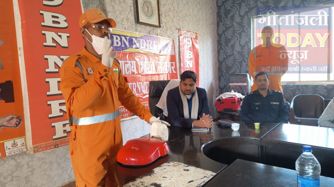 केतार प्रखंड कार्यालय में एनडीआरएफ की टीम ने लोगों को किया जागरूक