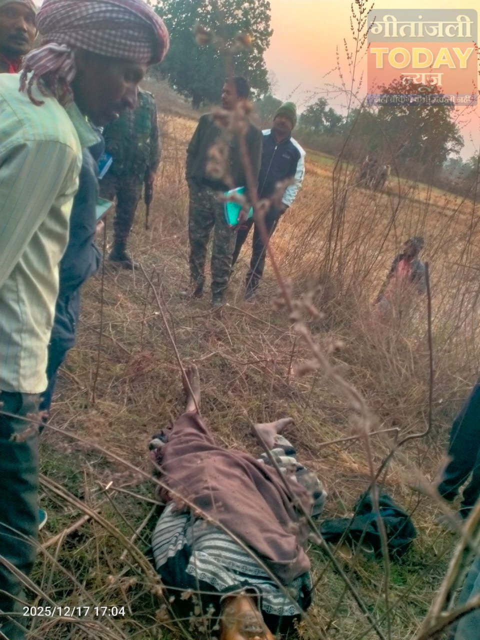 तालाब के पीछे मिला अधेड़ का अर्धनग्न शव, गांव में मचा हड़कंप