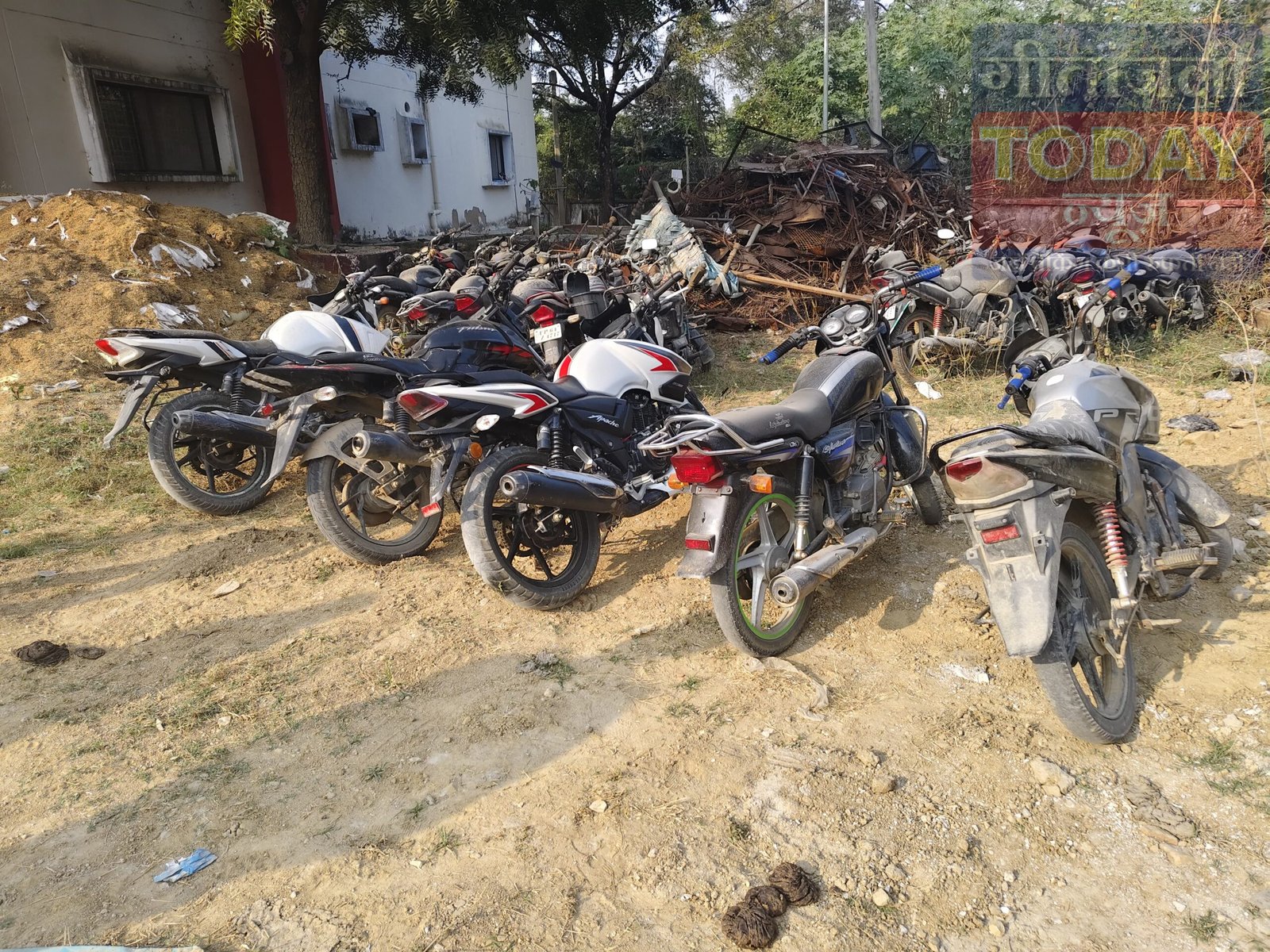 बिना नंबर प्लेट के वाहन चलाना पड़ा महंगा चेकिंग अभियान में आधा दर्जन से अधिक दोपहिया वाहन जप्त