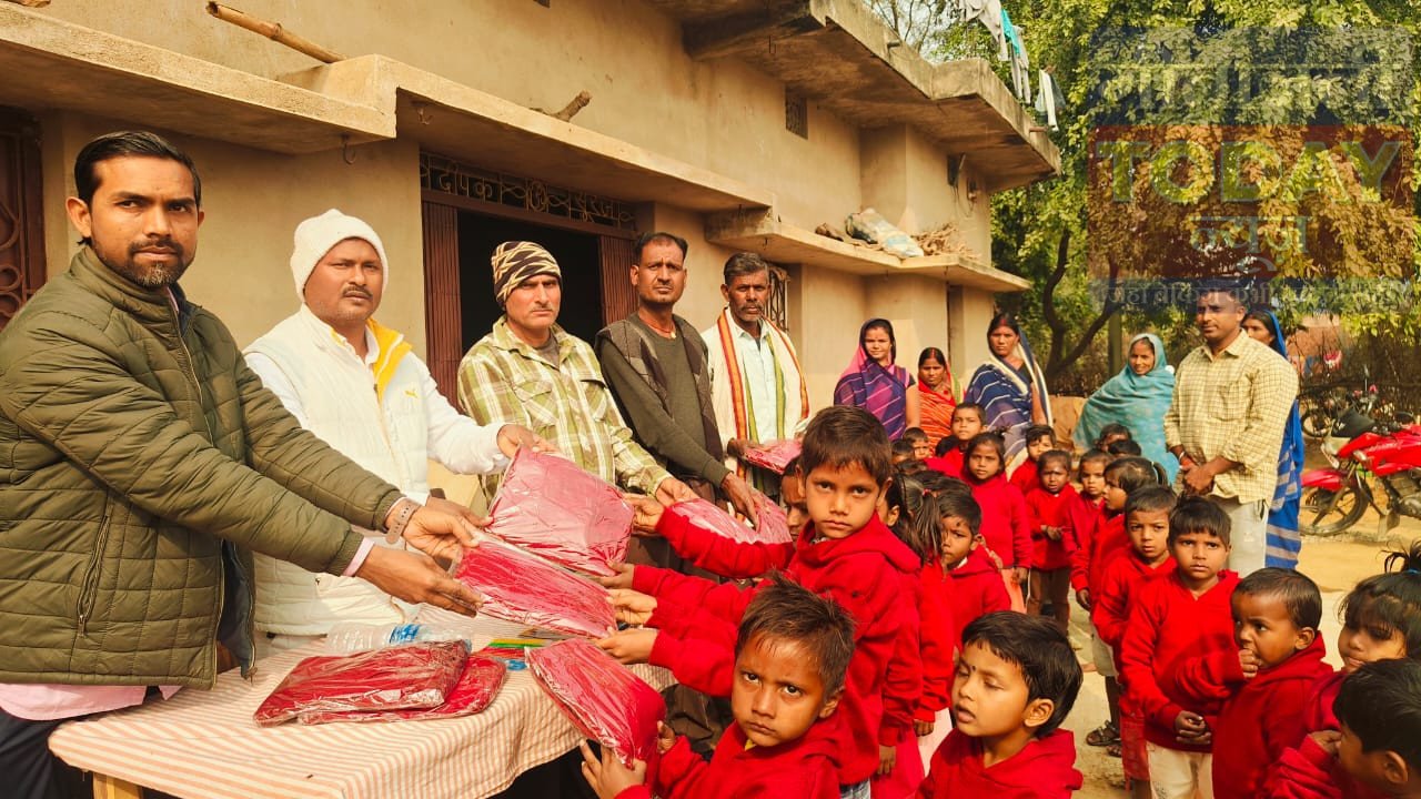 शीतलहर का कहर,घने कोहरे की चादर में लिपटा प्रखंड, जनजीवन पूरी तरह अस्त-व्यस्त