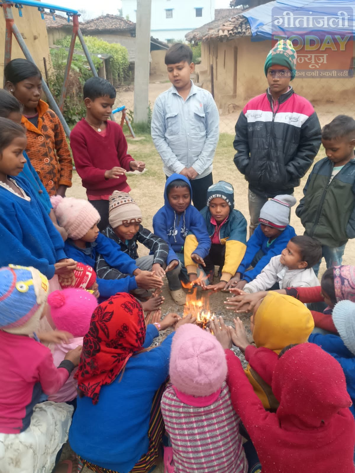 शीतलहर की मार: स्वेटर के इंतज़ार में ठिठुरते स्कूलों के नन्हे बच्चे