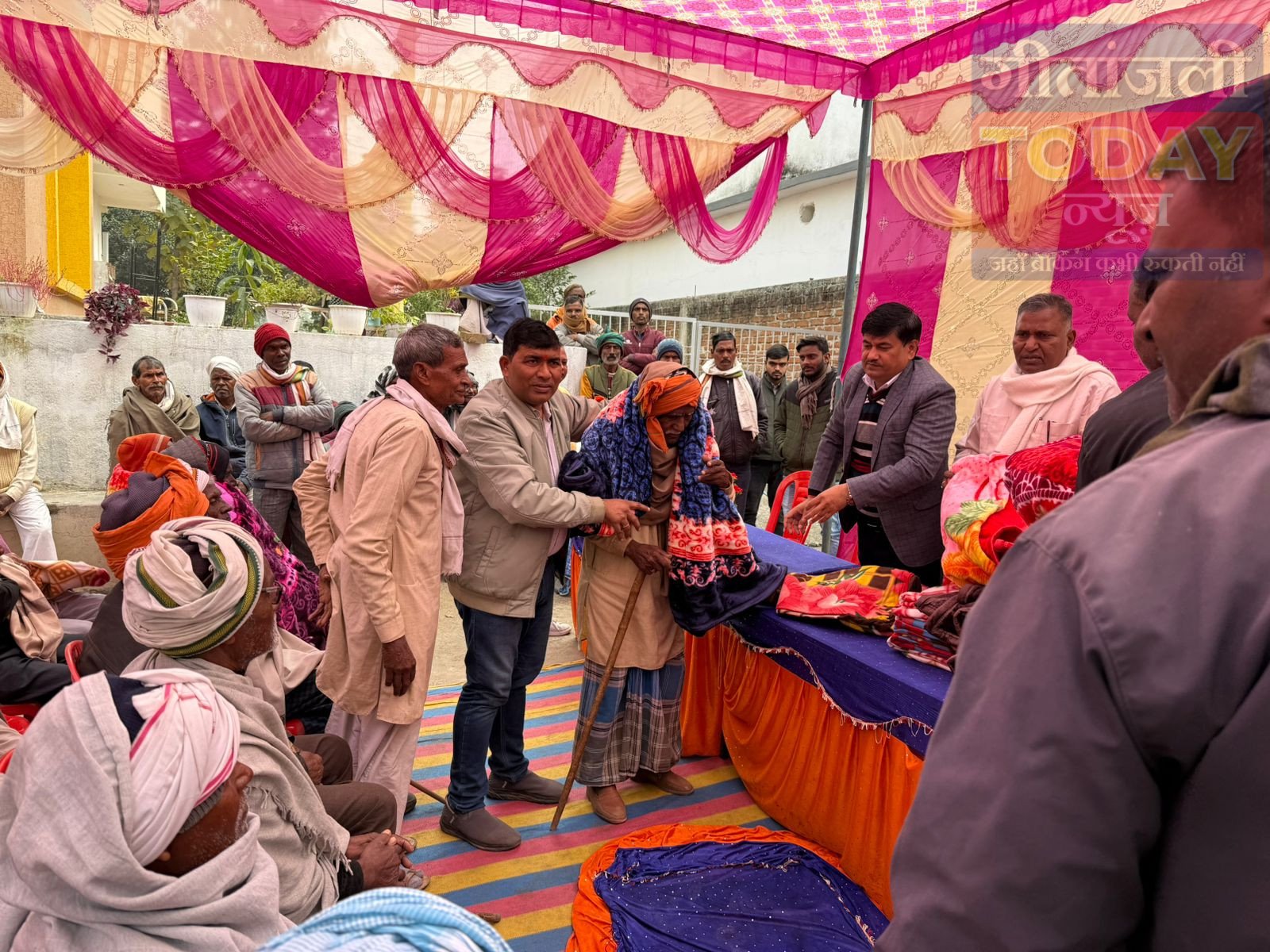 आइये खुशियाँ बांटें अभियान के तहत संगवरिया में 200 जरूरतमंदों के बीच गर्म वस्त्र व शैक्षणिक सामग्री का वितरण