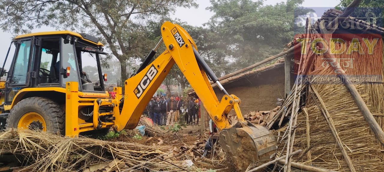 अतिक्रमण पर चला प्रशासन का बुलडोजर,सुंडीपुर मध्य विद्यालय की जमीन हुई अतिक्रमण मुक्त