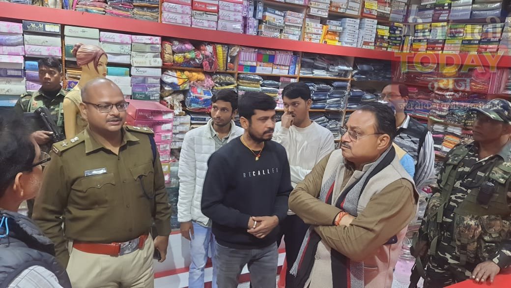 50 लाख की चोरी के बाद विशुनपुरा में प्रशासन सख्त, विधायक अनंत प्रताप देव की पहल पर एसपी ने संभाली कमान, व्यवसायियों को मिला सुरक्षा का भरोसा