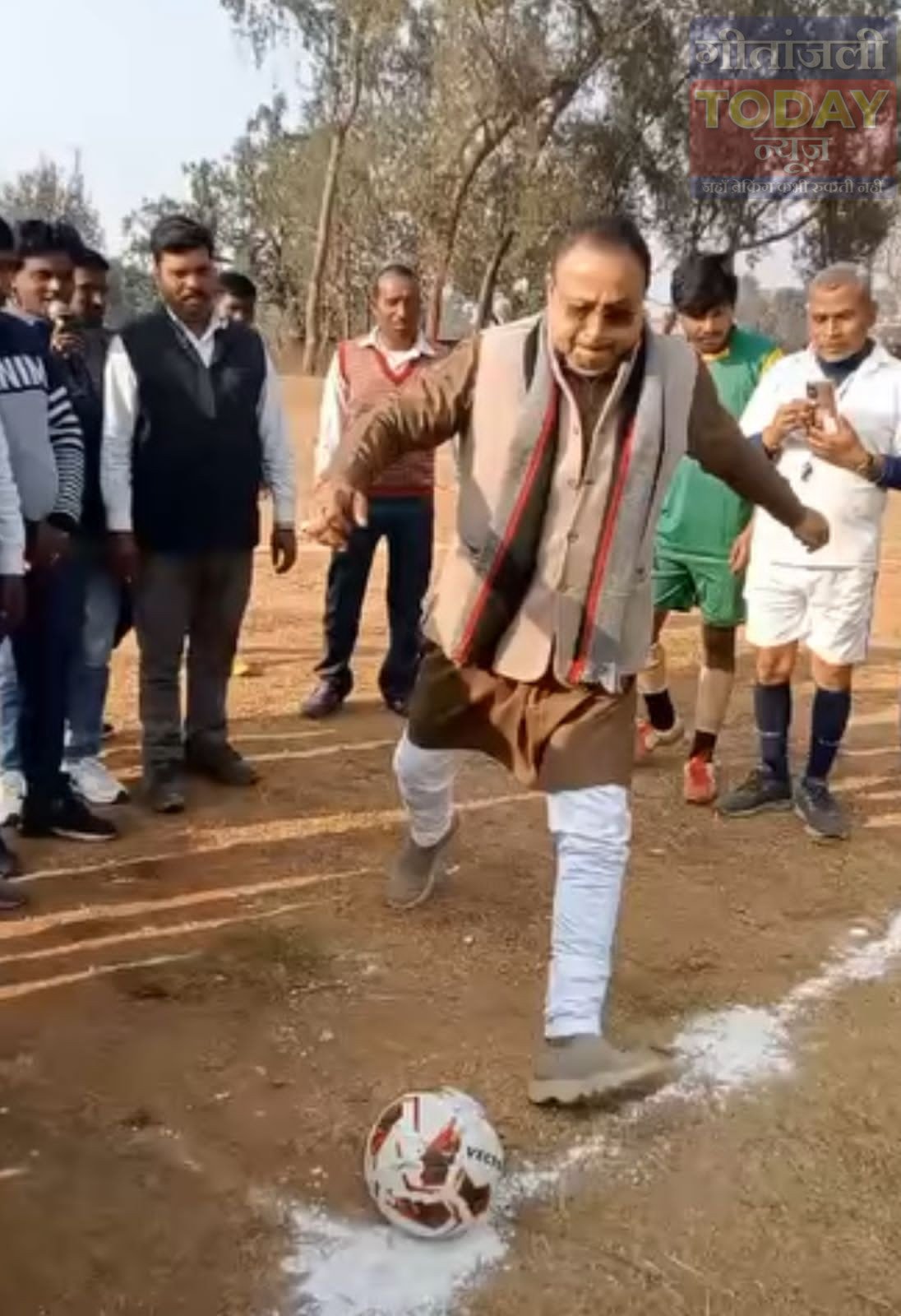 डंडई में नीलाम्बर–पीताम्बर प्रखंड स्तरीय फुटबॉल प्रतियोगिता का शुभारंभ, विधायक अनंत प्रताप देव ने किया उद्घाटन