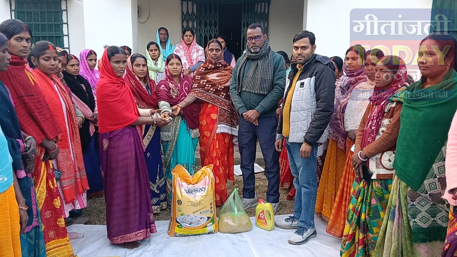 डंडई में जली दुकान पीड़ित को संगठन का सहारा, नकदी व राशन देकर की मदद