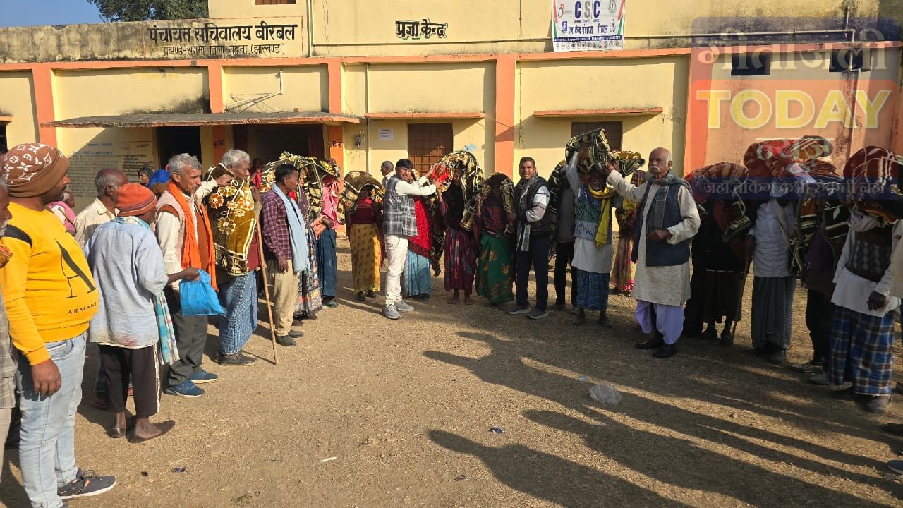 सगमा प्रखंड के विरबल पंचायत में जरूरतमंदों को मिली ठंड से राहत, पूर्व जीप सदस्य व मुखिया और प्रमुख ने किया कंबल वितरण