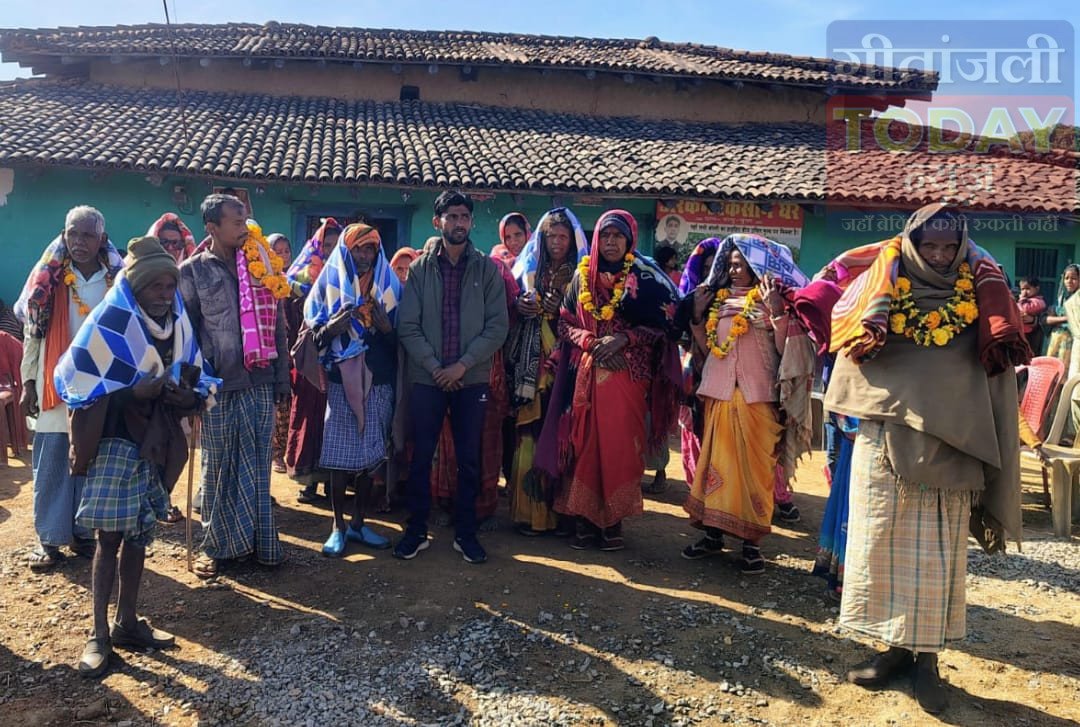 रंका में उप मुखियाओं की सराहनीय पहल, निजी खर्च से गरीबों में किया कंबल वितरण