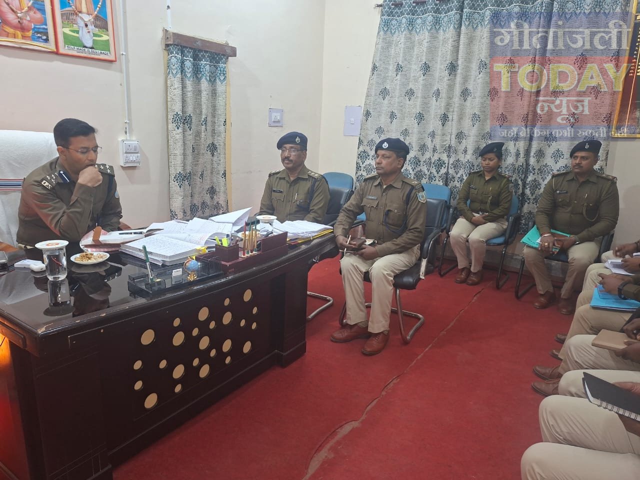 अपराधियों पर कड़ी कार्रवाई के निर्देश: बंशीधर नगर में डीआईजी किशोर कौशल की समीक्षा बैठक