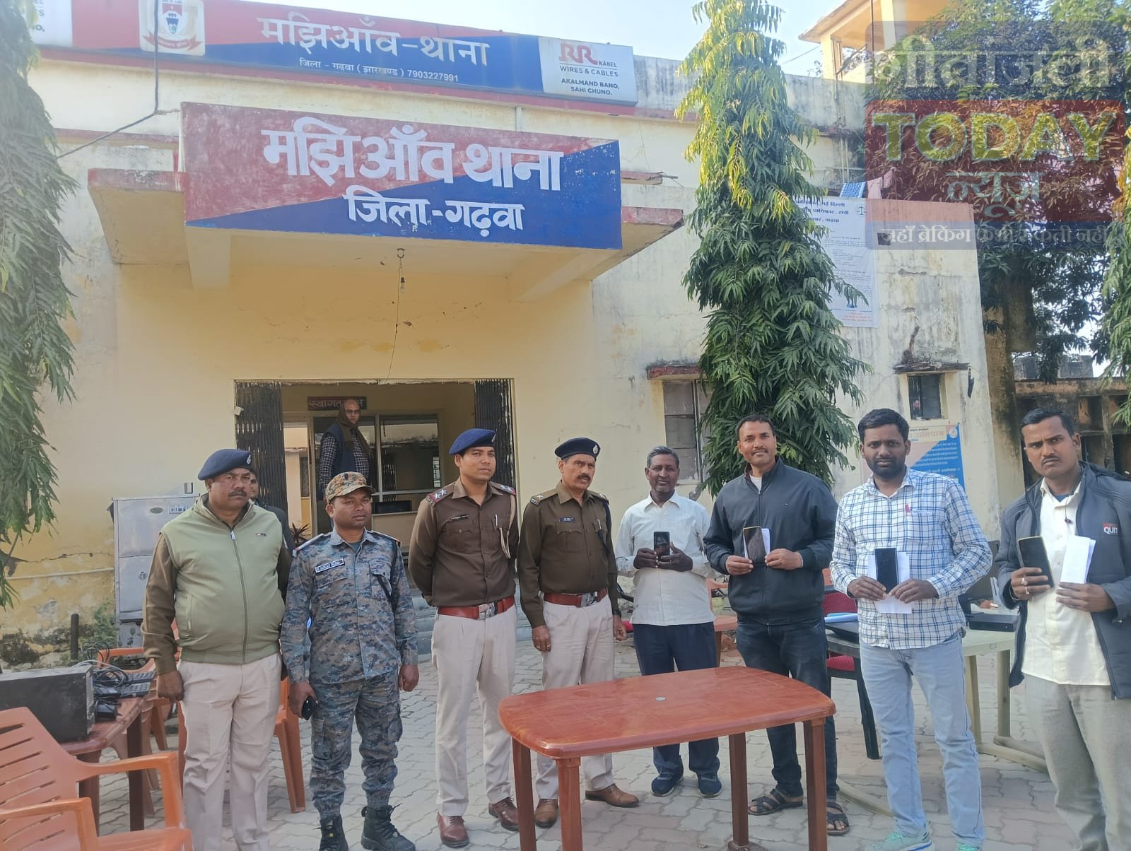 मझीआंव थाना पुलिस ने चार लोगों के खोए मोबाइल किए बरामद, लौटाए मालिकों को