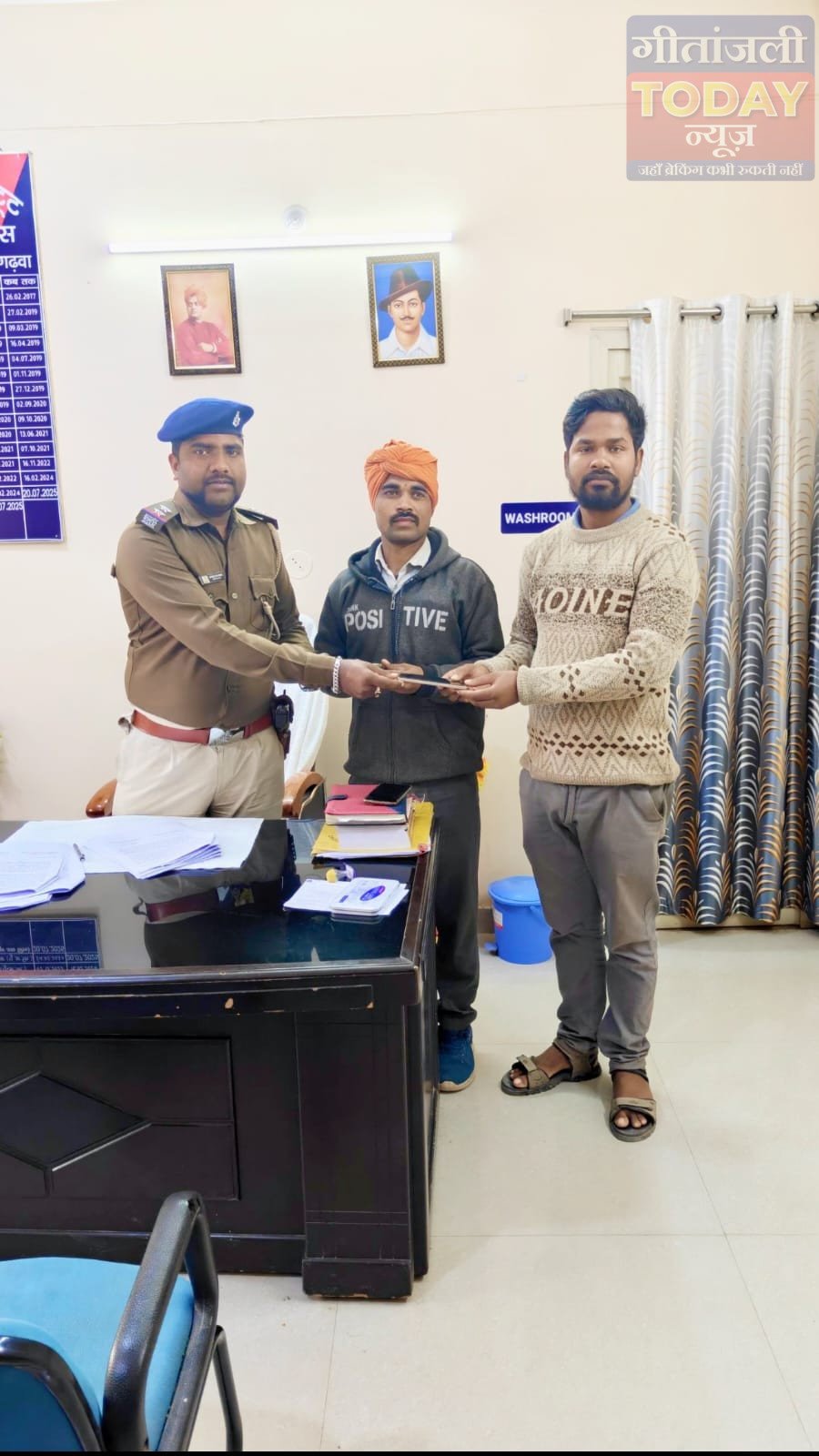 नगर ऊंटारी पुलिस की पहल से गुम हुए मोबाइल धारक के चेहरे पर लौटी मुस्कान