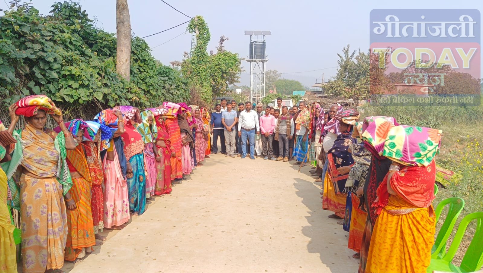 प्रमुख एवं समाजसेवी ने असहाय व निर्धन लोगों के बीच किया कंबल का वितरण 