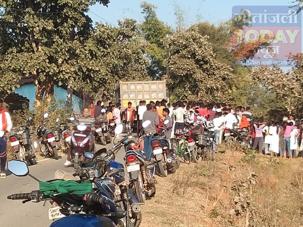 तेज रफ्तार हाइवा ने बाइक सवार को मारी टक्कर, युवक गंभीर रूप से घायल