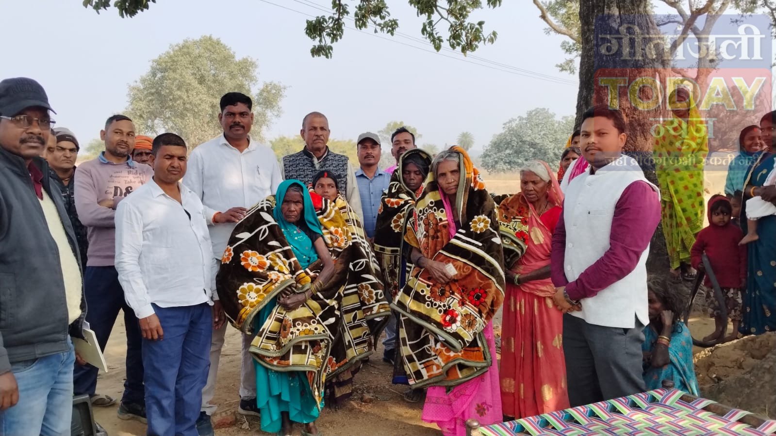 मुसहर टोला में सर्दी से राहत, बीडीओ सतीश भगत ने किया कंबल वितरण, गरीबों के चेहरे पर लौटी मुस्कान