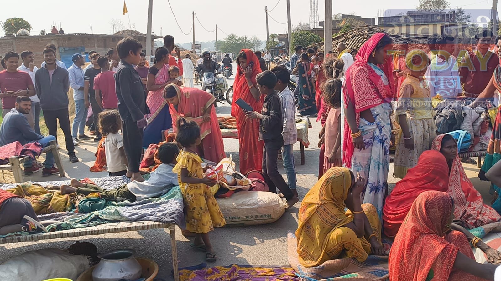 भुईयां टोली में कोर्ट कार्रवाई के बाद सड़क जाम, सैकड़ों ग्रामीण उतरे सड़क पर