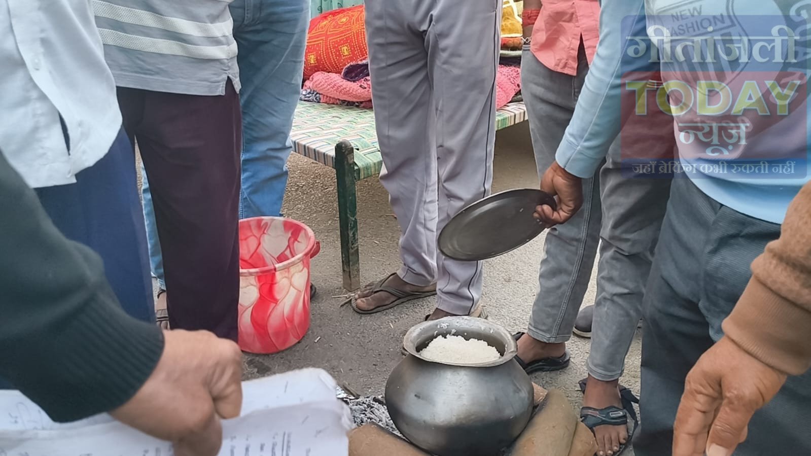 कोर्ट आदेश के बाद सड़क पर उतरे भुइयां परिवार, पुनर्वास की मांग को लेकर बीच सड़क पर बना रहे भोजन 