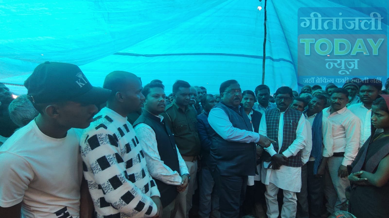 30 घंटे बाद एसडीओ के आश्वासन पर खाली हुई सड़क, आवागमन शुरू होने से लोगों को मिली राहत