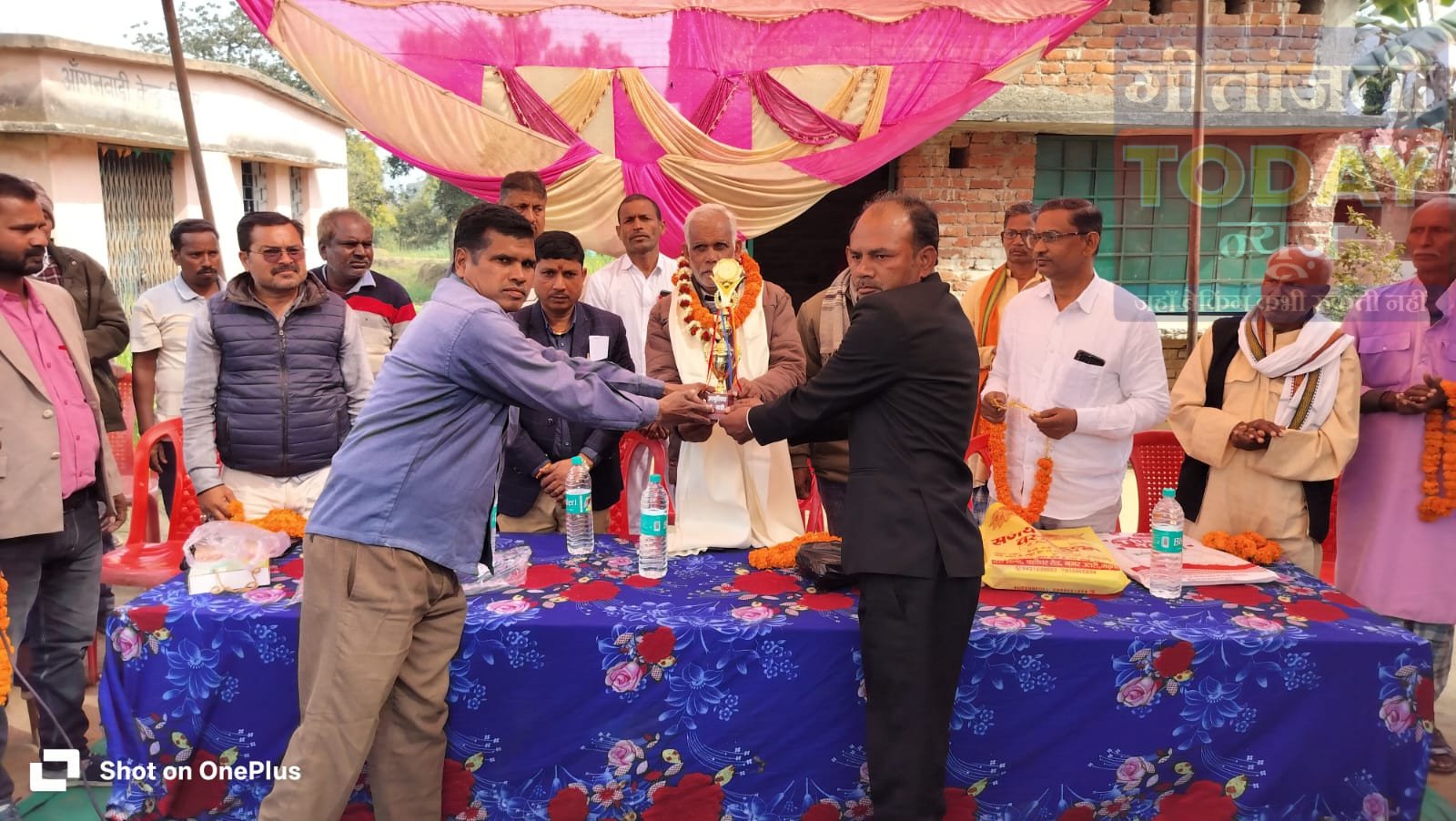 श्री बंशीधर नगर के सिंहपुर विद्यालय में सहायक अध्यापक विनोद ठाकुर के सेवानिवृत्त होने पर भव्य विदाई एवं सम्मान समारोह आयोजित