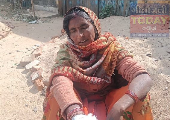 आपसी विवाद में महिला पर कुल्हाड़ी से हमला, गंभीर रूप से घायल, प्राथमिकी दर्ज  आपसी विवाद में महिला पर कुल्हाड़ी से हुई हमला, प्राथमिकी दर्ज के लिए दिया आवेदन  भंडरिया थाना क्षेत्र के मदगडी क गांव में रविवार को आपसी विवाद के दौरान एक महिला पर कुल्हाड़ी से हमला कर गंभीर रूप से घायल कर दिए जाने का मामला सामने आया है। घटना में गांव निवासी सुखाड़ी यादव की पत्नी दिलतोड़ा देवी गंभीर रूप से घायल हो गईं। घटना के बाद परिजनों द्वारा घायल महिला को इलाज के लिए भंडरिया सामुदायिक स्वास्थ्य केंद्र (सीएचसी) में भर्ती कराया गया, जहां चिकित्सकों ने प्राथमिक उपचार के बाद उन्हें घर भेज दिया। इस संबंध में घायल दिलतोड़ा देवी ने भंडरिया थाना में आवेदन देकर अपनी गोतनी रामदास यादव की पत्नी सविता देवी एवं उसके पुत्र सुशील यादव के खिलाफ प्राथमिकी दर्ज कराई है। पीड़िता के अनुसार, वह रास्ते से घर लौट रही थीं, तभी आरोप है कि रामदास यादव की पत्नी सविता देवी ने अपने पुत्र के साथ मिलकर कुल्हाड़ी से हमला कर उन्हें घायल कर दिया। पुलिस ने मामला दर्ज कर जांच शुरू कर दी है। आरोपियों की तलाश की जा रही है और जांच के बाद आगे की कार्रवाई की जाएगी।