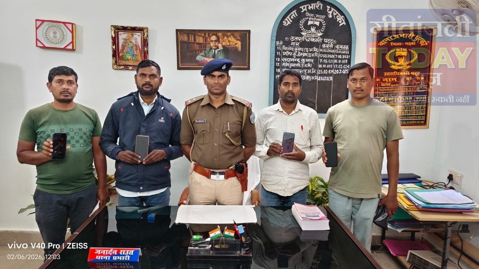 धुरकी थाना पुलिस की बड़ी कामयाबी, गुम हुए चार मोबाइल बरामद कर असली धारकों को सौंपे