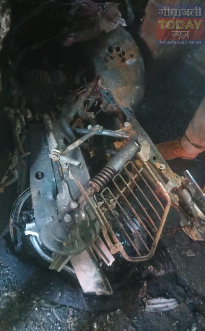 यूट्यूबर ने घर के स्टूडियो में लगाई आग, पुलिस ने दीवार तोड़कर परिवार को बचाया; लाखों की क्षति