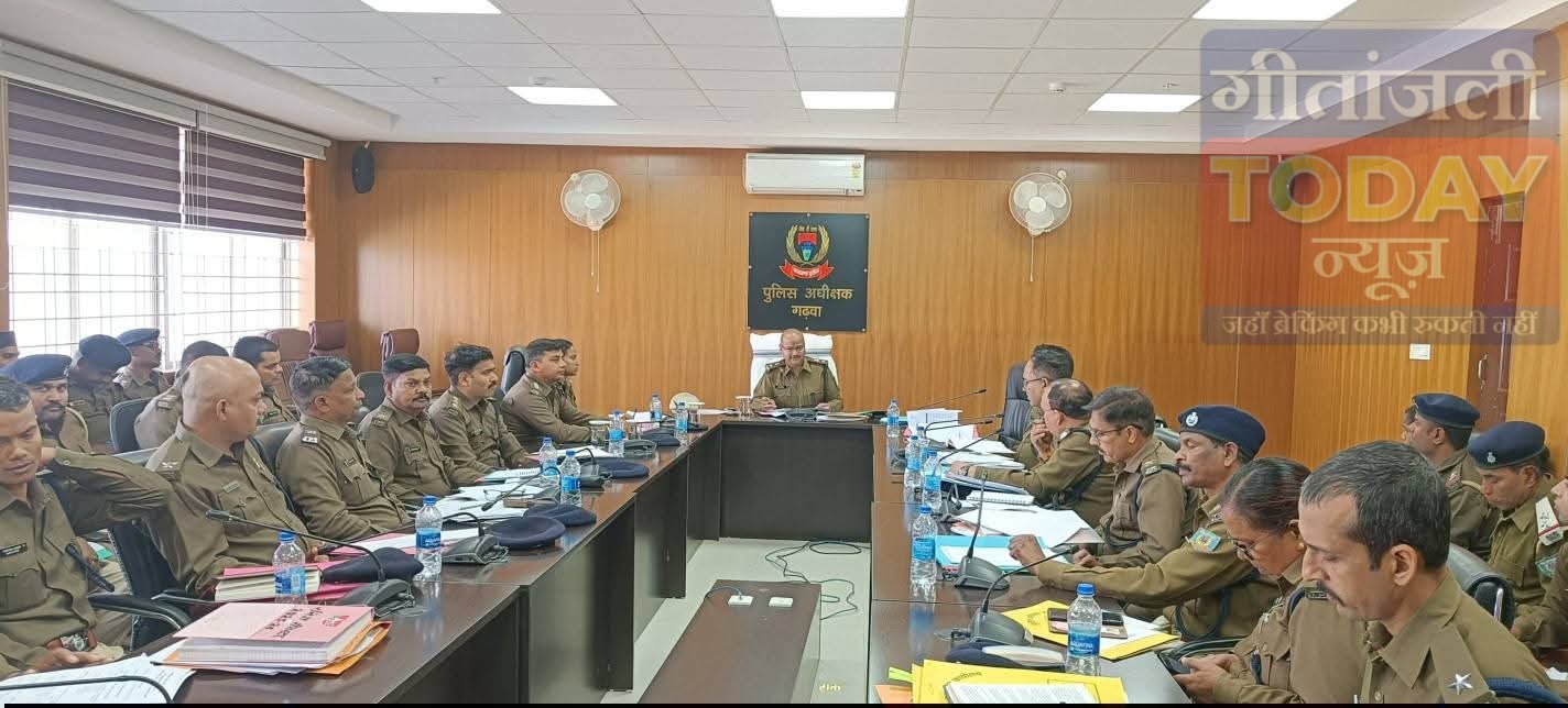गढ़वा में मासिक अपराध गोष्ठी आयोजित, लंबित मामलों के त्वरित निष्पादन पर जोर