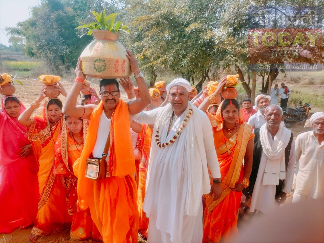 मंदिर में प्राण प्रतिष्ठा को लेकर निकली भव्य कलश यात्रा, उमड़ा श्रद्धालुओं का सैलाब