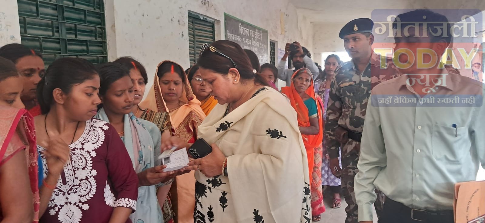 सुबह 11 बजे तक 25.67% मतदान, गढ़वा में कमिश्नर कुमुद सहाय का औचक निरीक्षण