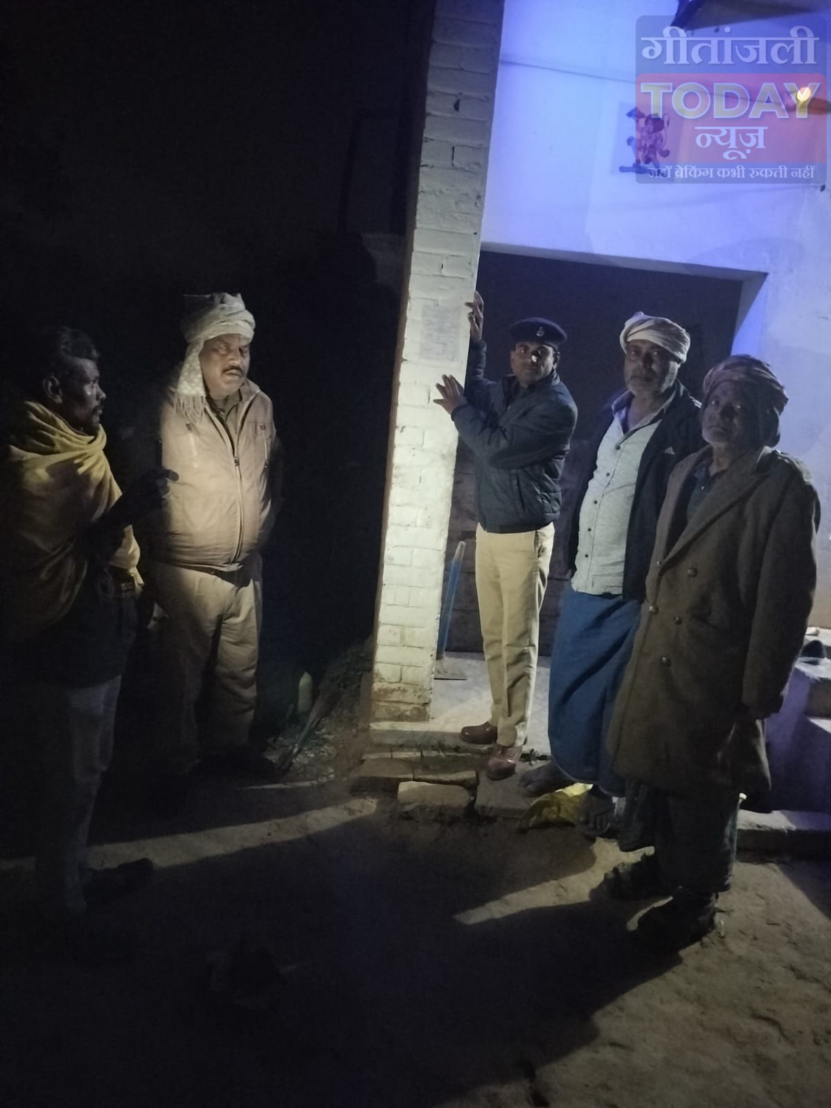 आर्म्स एक्ट के फरार आरोपी पर सख्ती: यूपी में घर पहुंची पुलिस, नोटिस चस्पा