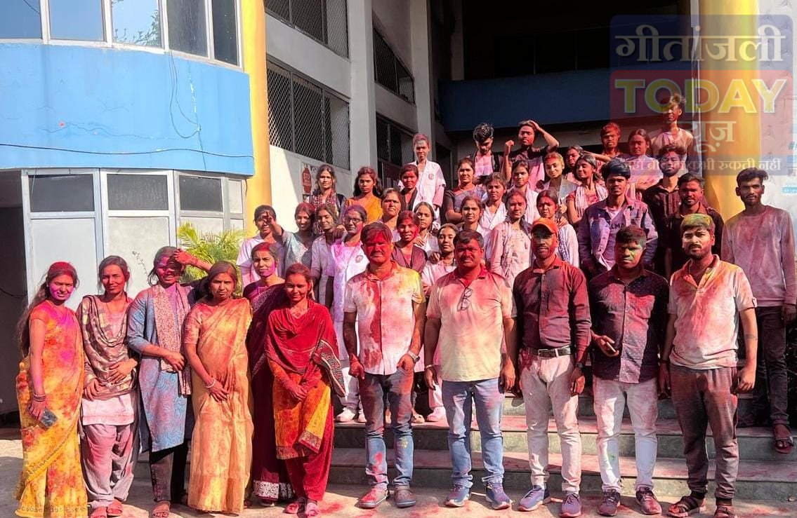 मेराल में किस्मती कॉलेज व प्रखंड कार्यालय में उड़े अबीर-गुलाल, होली मिलन में दिखा सौहार्द और उत्साह