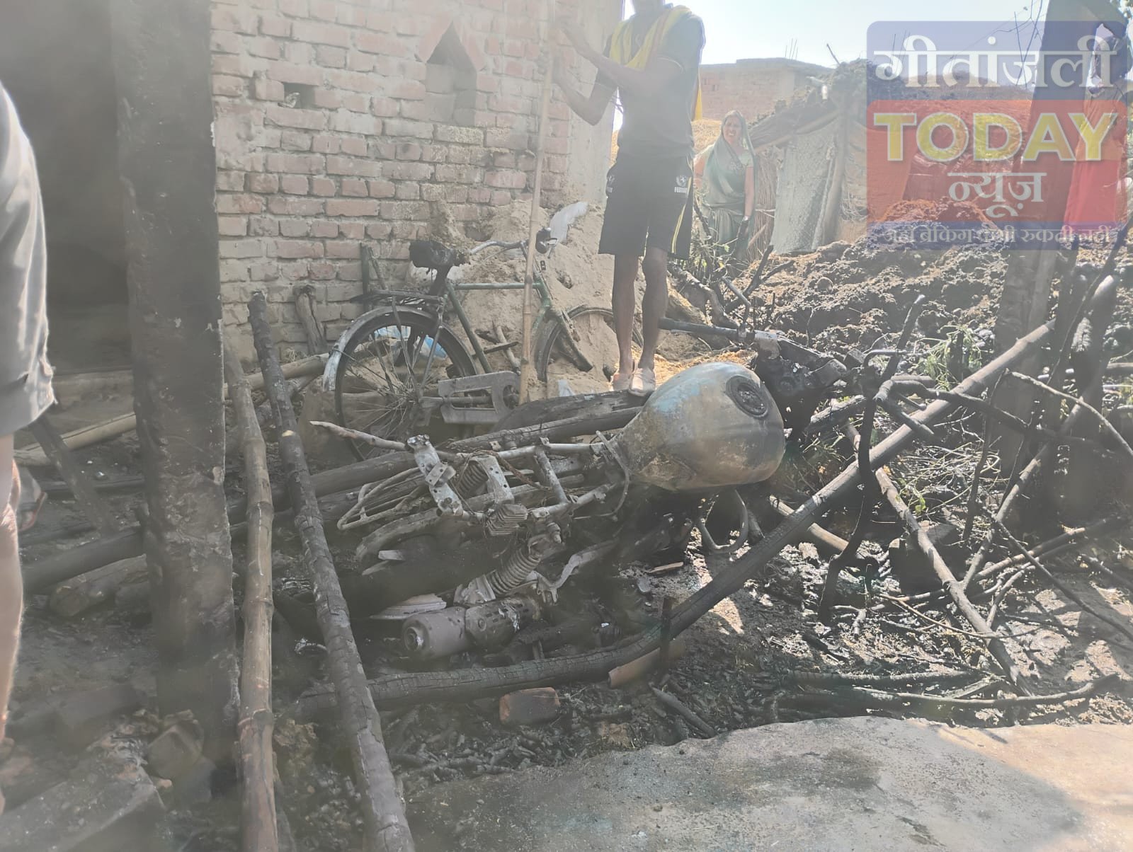 शॉर्ट सर्किट से आग: शादी के लिए खरीदी गई पल्सर 125 जलकर राख, परिवार पर टूटा आर्थिक संकट