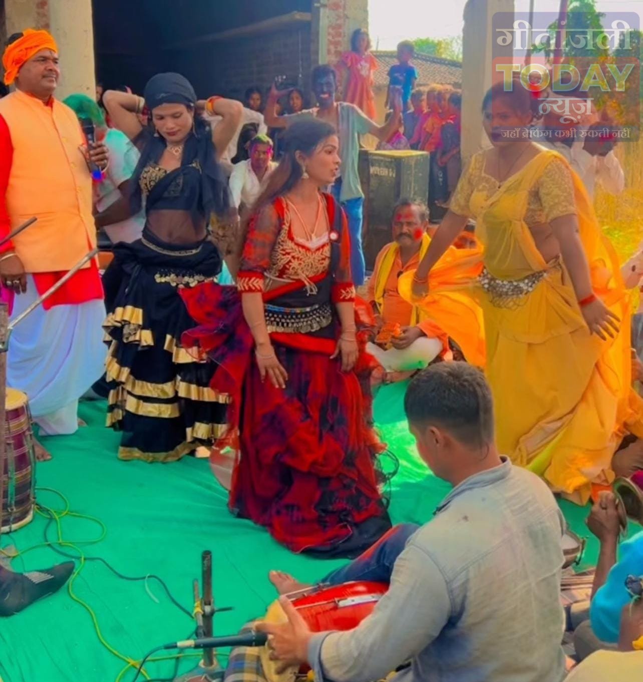 डंडई में होली का रंग चढ़ा, दिनभर रंग-गुलाल में डूबे रहे लोग