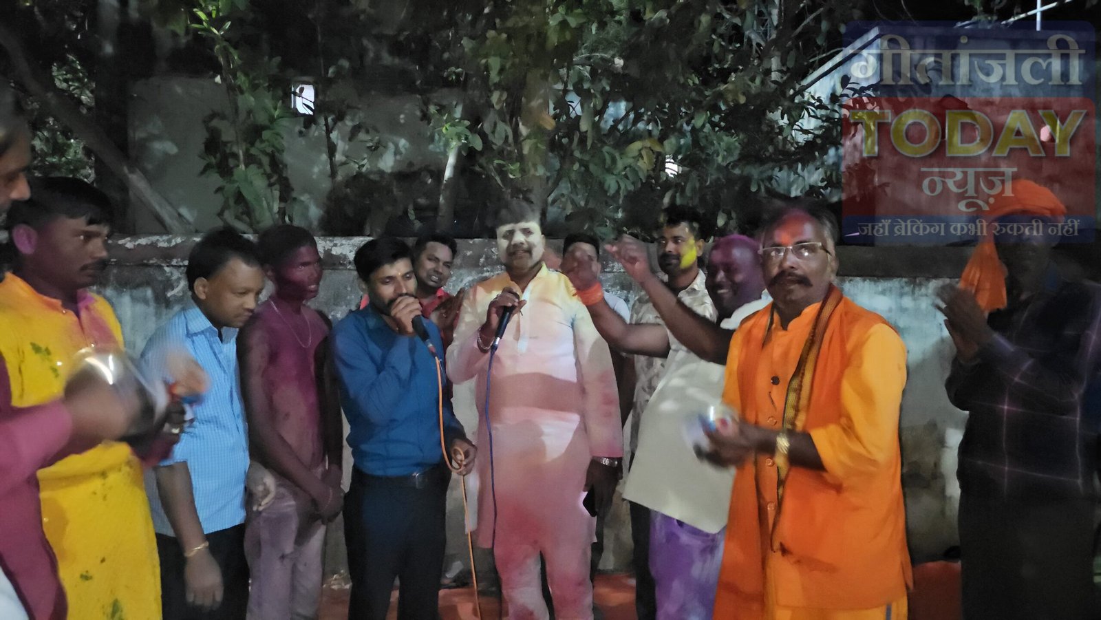 नगर ऊंटारी थाना में पहली बार हुआ होली मिलन समारोह, थाना प्रभारी के गीतों पर झूमे लोग