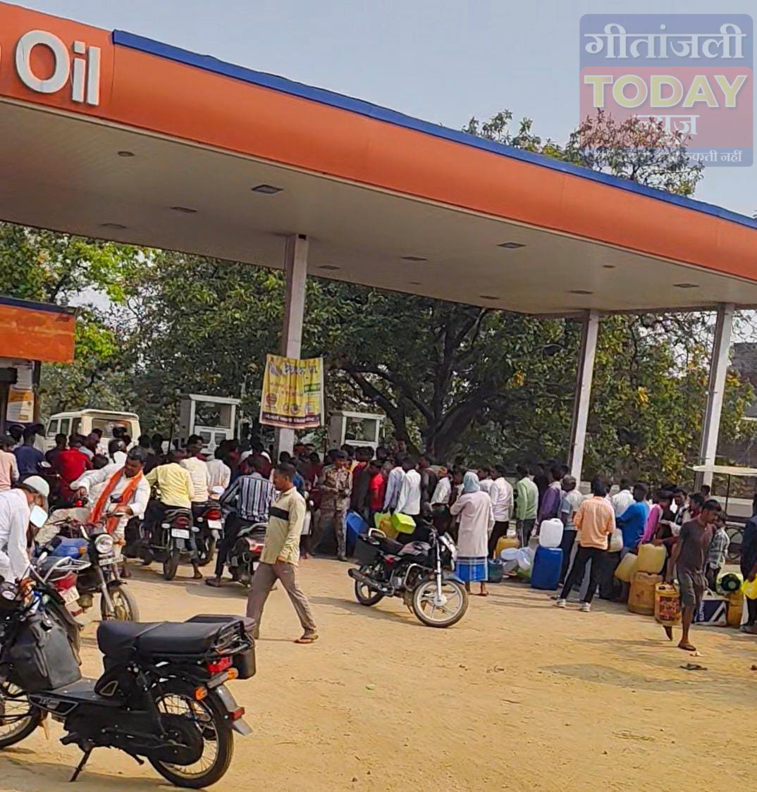 पेट्रोल की कमी की अफवाह से डंडई में हड़कंप, पंपों पर लगी लंबी कतार