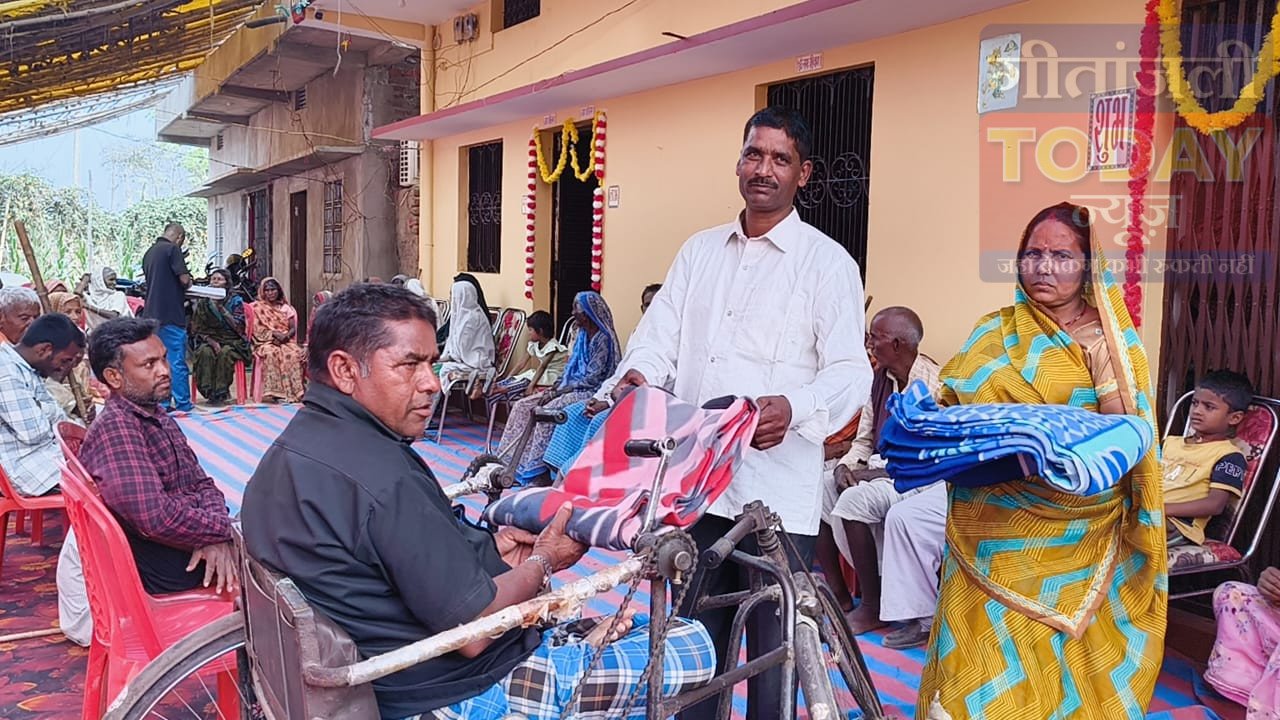 पुत्र की शादी को यादगार बनाते हुए पुलिस कर्मी ने दिव्यांगों के बीच बांटे वस्त्र, लिया आशीर्वा